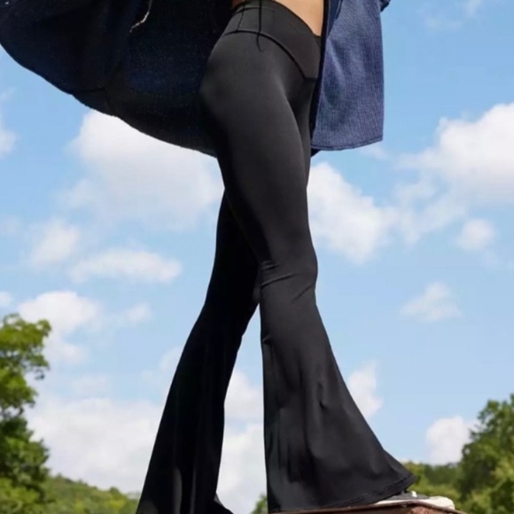 Aerie OFFLINE Real Me High Rise Crossover Flare Leggings Black Size M - Picture 5 of 11